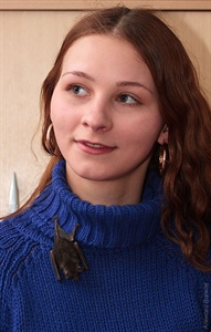 Евгения Ильченко и детеныш очкового листоноса